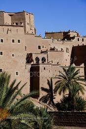 Image du Maroc Professionnelle de  L'ancienne Kasbah de la ville de Ouarzazate, ce regroupement de maisons est appelé Ksar, il fait partie des constructions berbères du sud du Maroc. La ville qui se veut le Hollywood du Maroc dispose de plusieurs studios déjà, Mardi 28 Décembre 2004. (Photo / Abdeljalil Bounhar)